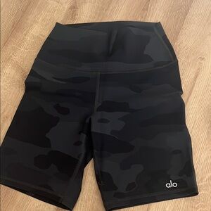 ALO Yoga Black Camo Bike Shorts Sleek Performance Design